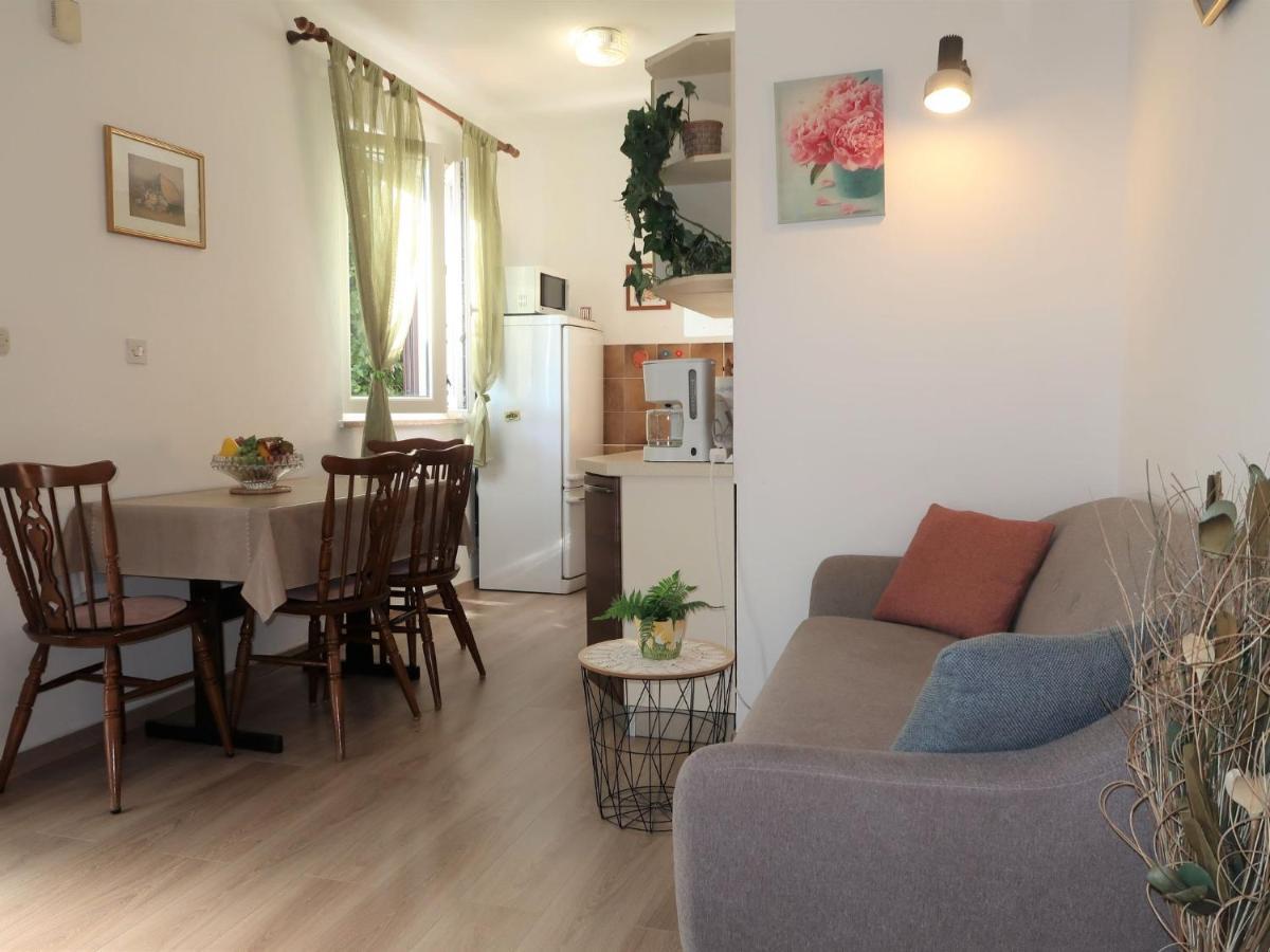 Neda - Rac134 By Interhome